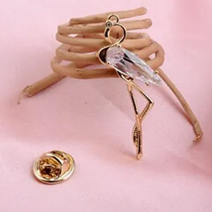 Detailansicht einer eleganten Flamingo-Brosche mit Marquise-Kristall und Goldvergoldung