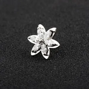 Detailopname van een zilveren bloembroche met schitterende marquise zirkonia's
