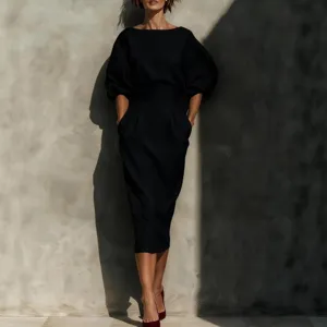 Élégant ensemble haut à manches bouffantes col bateau et jupe midi plissée taille haute.