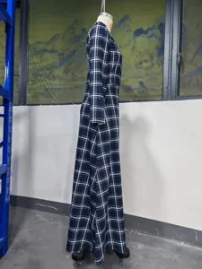 Vista lateral detallada de un vestido largo a cuadros para mujer, estilo de oficina elegante.
