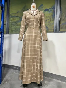 Vista detallada del elegante vestido largo de traje a cuadros vintage de otono invierno.