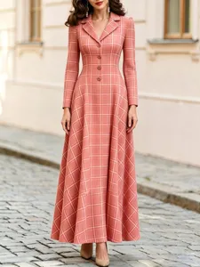 Vista detallada y fina del elegante vestido midi de cuadros con mangas largas y finas.