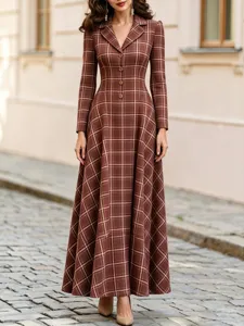 Elegante vestido largo a cuadros de otoño invierno con solapa y botones delanteros.