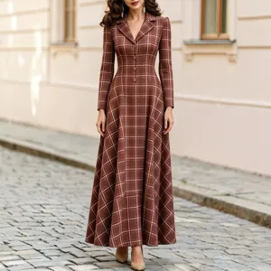 Elegante vestido largo de cuadros de manga larga con solapa para la moda de otoño.
