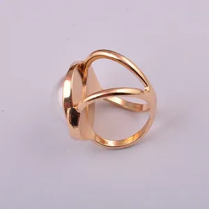 Detailweergave van een elegante gouden sjaalgesp met een groot parelaccent.