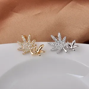 Elegantes broches de hoja de arce con brillantes diamantes de imitación en oro y plata