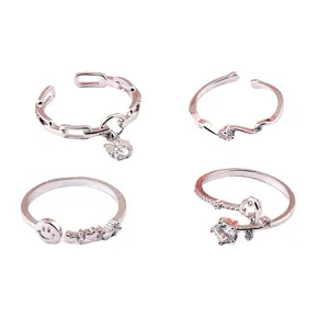Set aus vier eleganten, silbernen, verstellbaren Ringen mit feinen Kristallakzenten