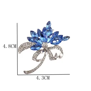 Detaillierte Ansicht einer blauen Kristallbrosche mit den Maßen 4,8 cm mal 4,3 cm im Detail