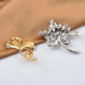 Detailansicht der Anstecknadel an Gold-Ginkgo- und Silberblumen-Brosche.