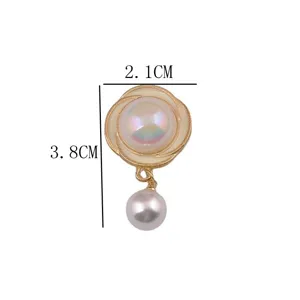 Detailansicht einer Perlenmagnetbrosche mit Maßen 3,8 cm Höhe und 2,1 cm Breite.