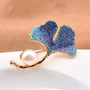 Detailansicht der blauen Glitzerstruktur und der natürlichen Perle der Ginkgoblatt-Brosche