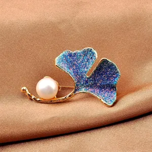 Detailansicht einer Ginkgoblatt-Brosche mit blauem Glitzerblatt und weißer Perle