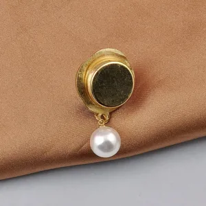 Detailansicht einer magnetischen Perlenbrosche auf Seide, zeigt das nadellose Design.