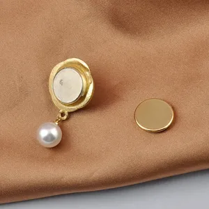 Detailansicht einer magnetischen Perlenbrosche mit goldener Oberfläche und Magnet