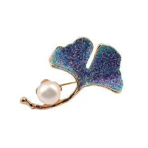 Eleganter goldfarbener Ginkgoblatt-Broschenanhänger mit blauem Glitzer und Naturperle.