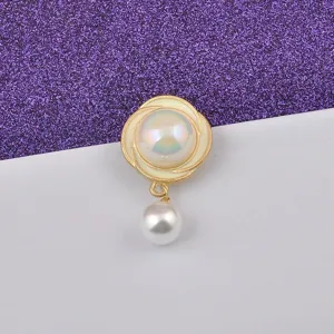 Detailansicht einer eleganten magnetischen Perlenbrosche mit irisierendem Anhänger.