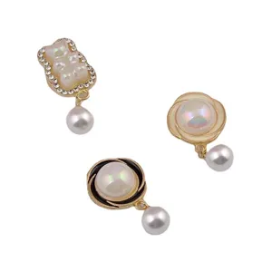 Set aus drei eleganten Magnetbroschen mit Perlen und Bärenmotiven für Seidenkleidung