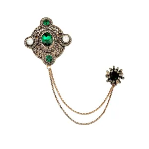 Vintage Barock-Brosche mit smaragdgrünen Steinen und Goldketten für elegante Outfits