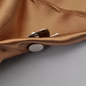 Vue détaillée du convertisseur de broche magnétique fixé sur un tissu en satin brun
