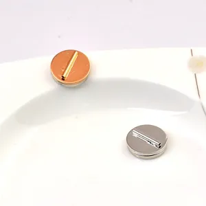 Vue détaillée des convertisseurs de broche magnétiques or et argent sur céramique