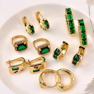 Detaillierte Kollektion goldener Smaragd-Ohrringe im Vintage-Design und Geometrie