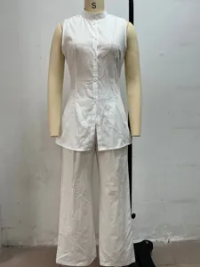 Vista detallada de un conjunto de camisa blanca sin mangas y pantalones de pierna ancha