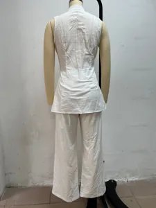Vista trasera de un conjunto de túnica blanca sin mangas y pantalones anchos en maniquí