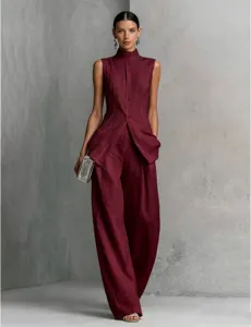 Elegante conjunto de dos piezas de camisa larga sin mangas burdeos y pantalón de pernera ancha