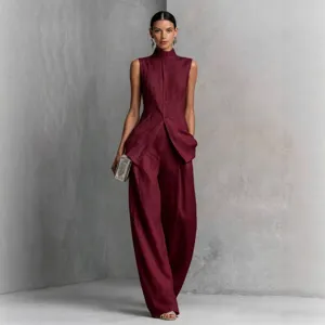 Elegante conjunto de dos piezas con top sin mangas granate y pantalones de pierna ancha