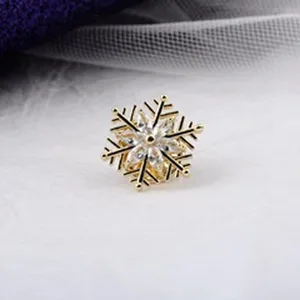 Detailansicht einer eleganten goldenen Schneeflocken-Brosche mit klaren Kristallen