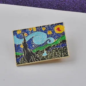 Vue détaillée d'une broche en émail représentant la Nuit étoilée de Van Gogh.