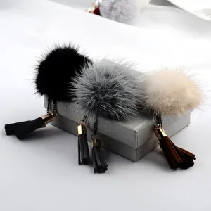 Detailansicht von weichen Nerzpelz-Pompons mit eleganten Quasten in drei Farben