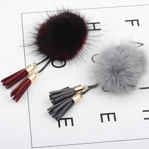 Detailansicht eleganter Nerzfell-Pompon-Broschen mit stilvollen Quasten und Ketten