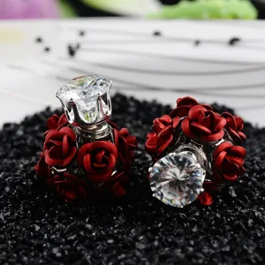 Detailansicht der roten Rosenkugel und des funkelnden Zirkonia-Doppelohrrings.