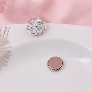 Detailansicht der magnetischen Kristallblumen-Brosche mit nadelosem Design