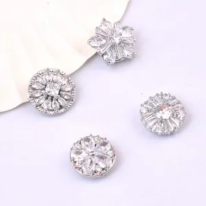 Nahaufnahme eleganter Kristall-Magnetbroschen in verschiedenen floralen Designs