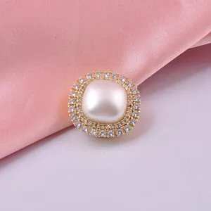 Elegant magnetic pearl brooch with rhinestone halo for delicate women's clothing accessories.
