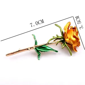 Detailaufnahme der eleganten goldenen Rosenblütenbrosche mit den Maßen 7,0 cm x 3,5 cm