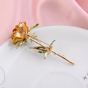 Detailansicht der Rückseite der eleganten goldenen Rosenbrosche mit Anstecknadel.