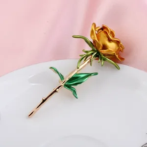Elegante goldene Rosen-Brosche mit grünen Blättern, metallischer Vintage-Schmuck für Mäntel