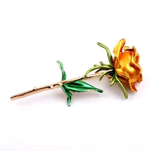 Eleganter goldener Rosen-Anstecknadel im Vintage-Stil mit grünen Blättern für Mäntel