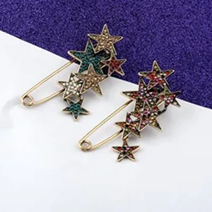 Detailansicht von Punk-Sicherheitsnadel-Broschen mit bunten Strass-Sternenmotiven