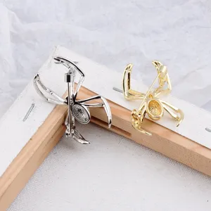 Detaillierte Rückansicht von Spinnen-Broschen-Pins im Punk-Stil in Silber und Gold