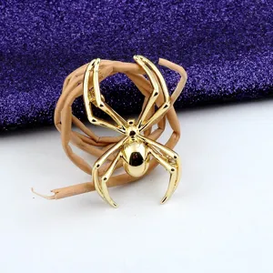 Detaillierte Makroansicht der goldenen Punk-Spinnenbrosche mit poliertem Metallfinish
