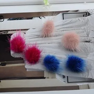 Detaillierte Ansicht bunter Kunstpelz-Bommel-Ohrringe in Pink, Magenta und Blau