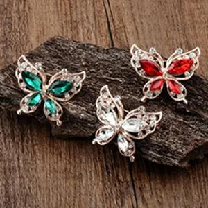 Gros plan détaillé de broches papillon en cristal coloré sur fond en bois rustique
