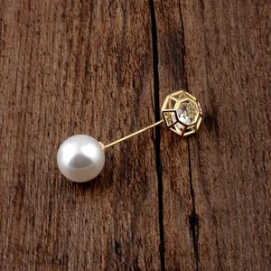Detailansicht einer eleganten 14K vergoldeten Brosche mit Perle und Zirkon-Hohlform