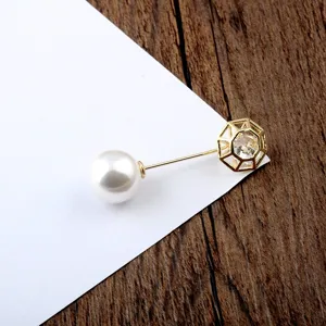 Detailansicht der 14K vergoldeten Brosche mit Perle und hohlem Zirkonia-Käfig-Detail.