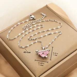 Collar de corazon de cristal rosa Saturno en acero titanio, elegante cadena y medidas.