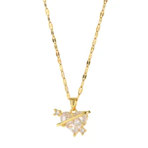Exquisito collar con colgante de corazón chapado en oro con brillantes circonitas.